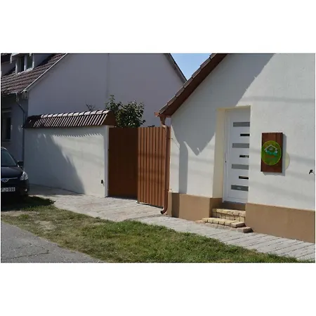 Lisbet Cottage2 *