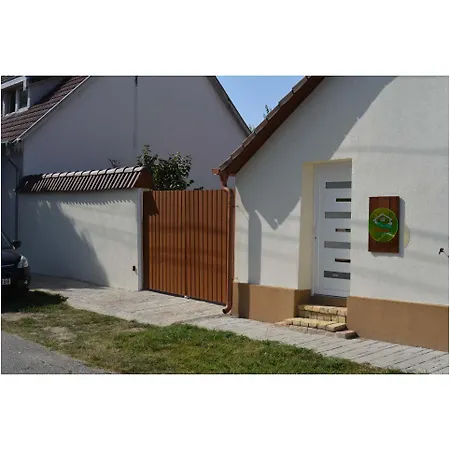 Lisbet Cottage2 *