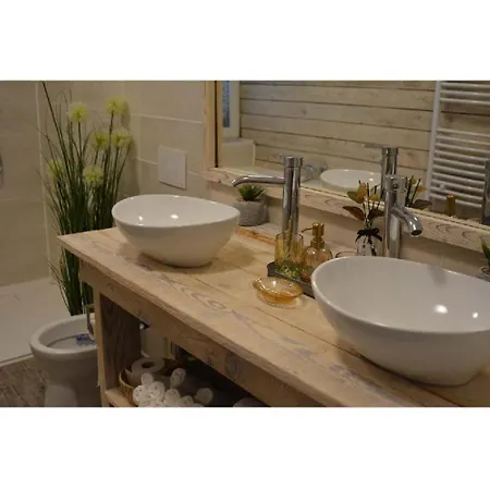 Lisbet Cottage2